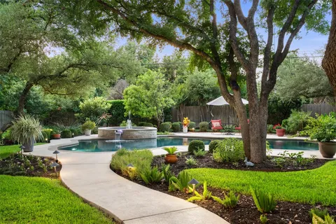 a view of a fountain in a yard with plants