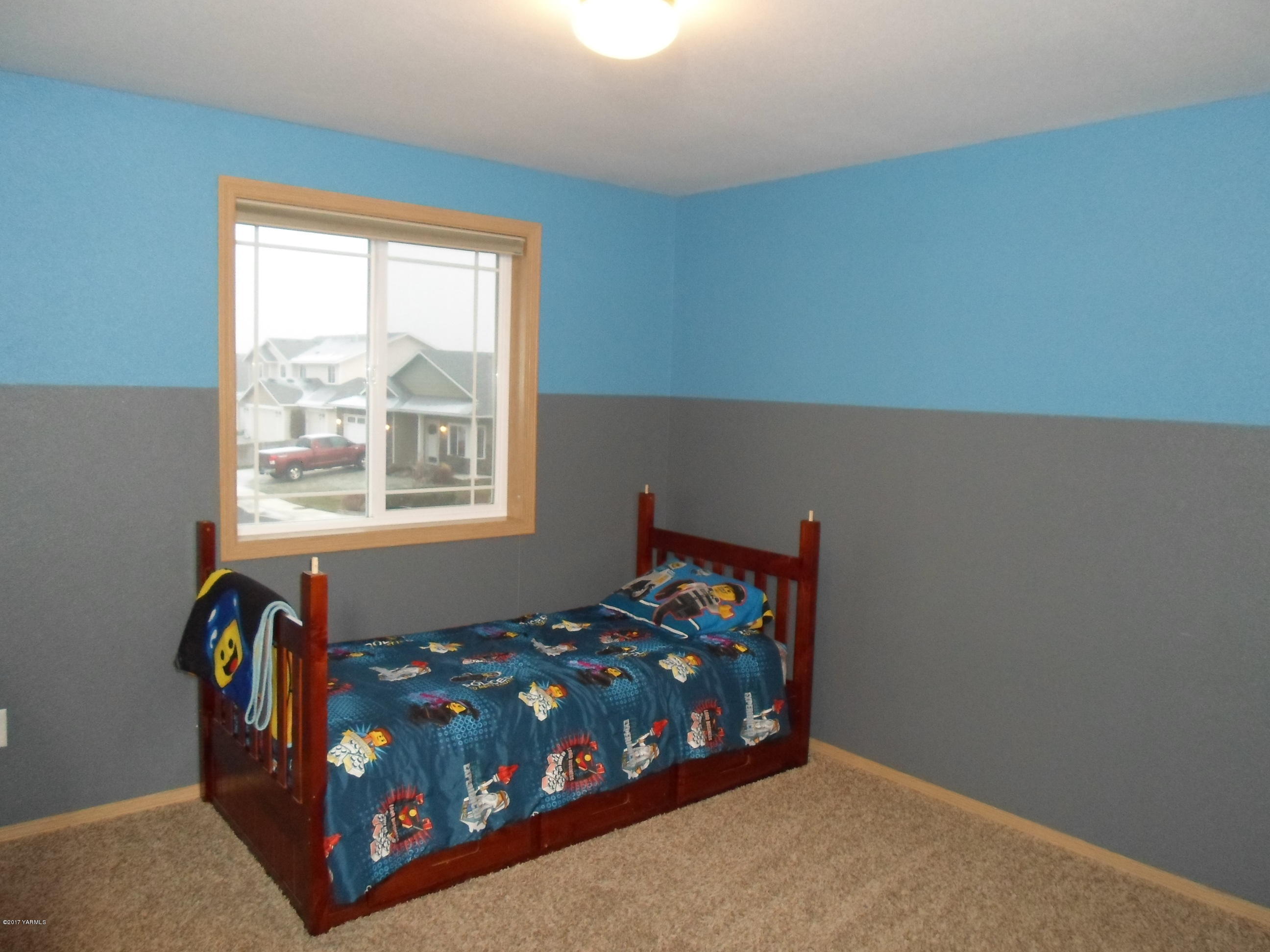 206 South Zeus Street Moxee, WA 98936 - Photo 12 of 22 a bedroom with a bed and a window
