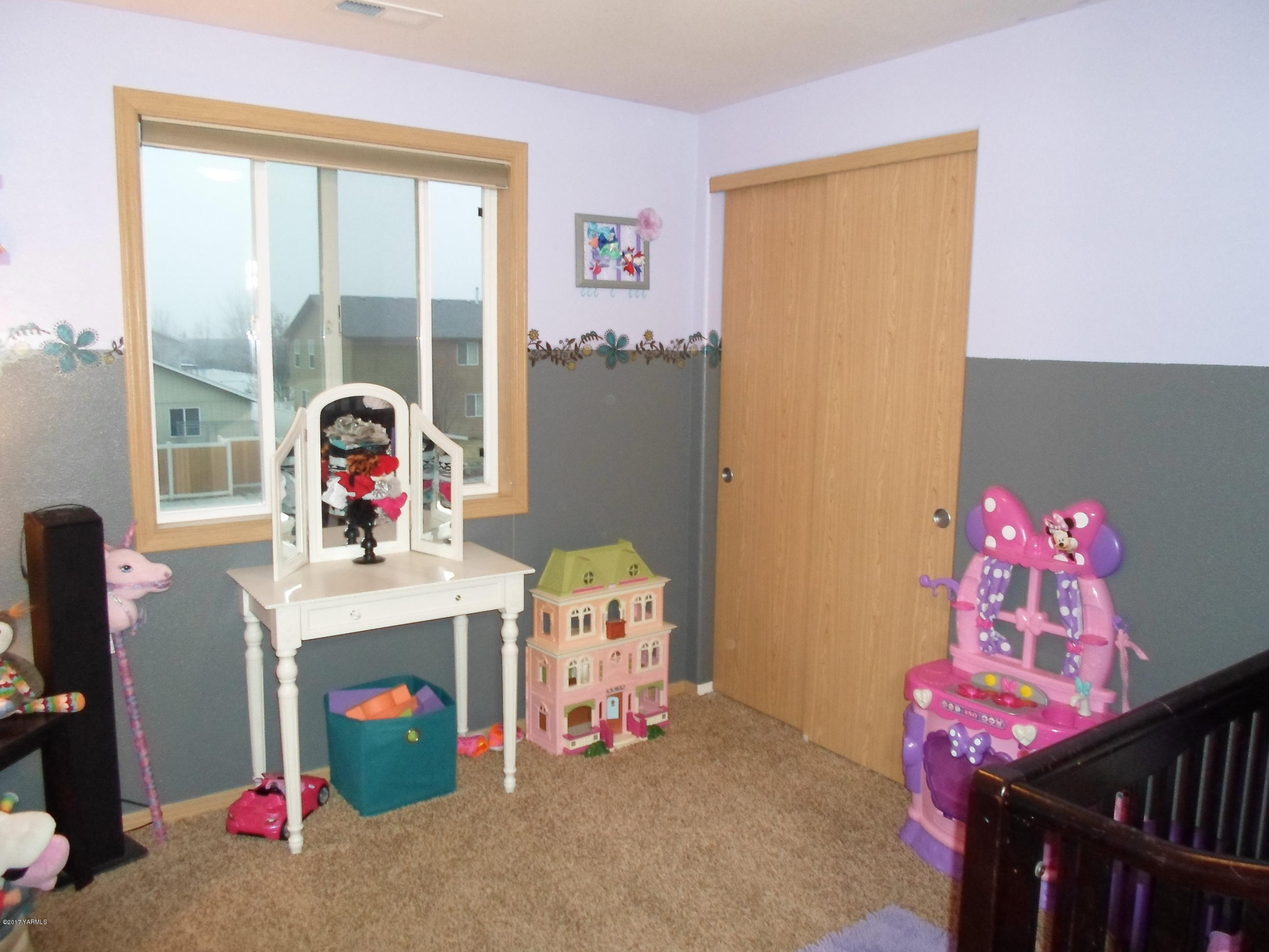 206 South Zeus Street Moxee, WA 98936 - Photo 15 of 22 a view of play room with toys and toys