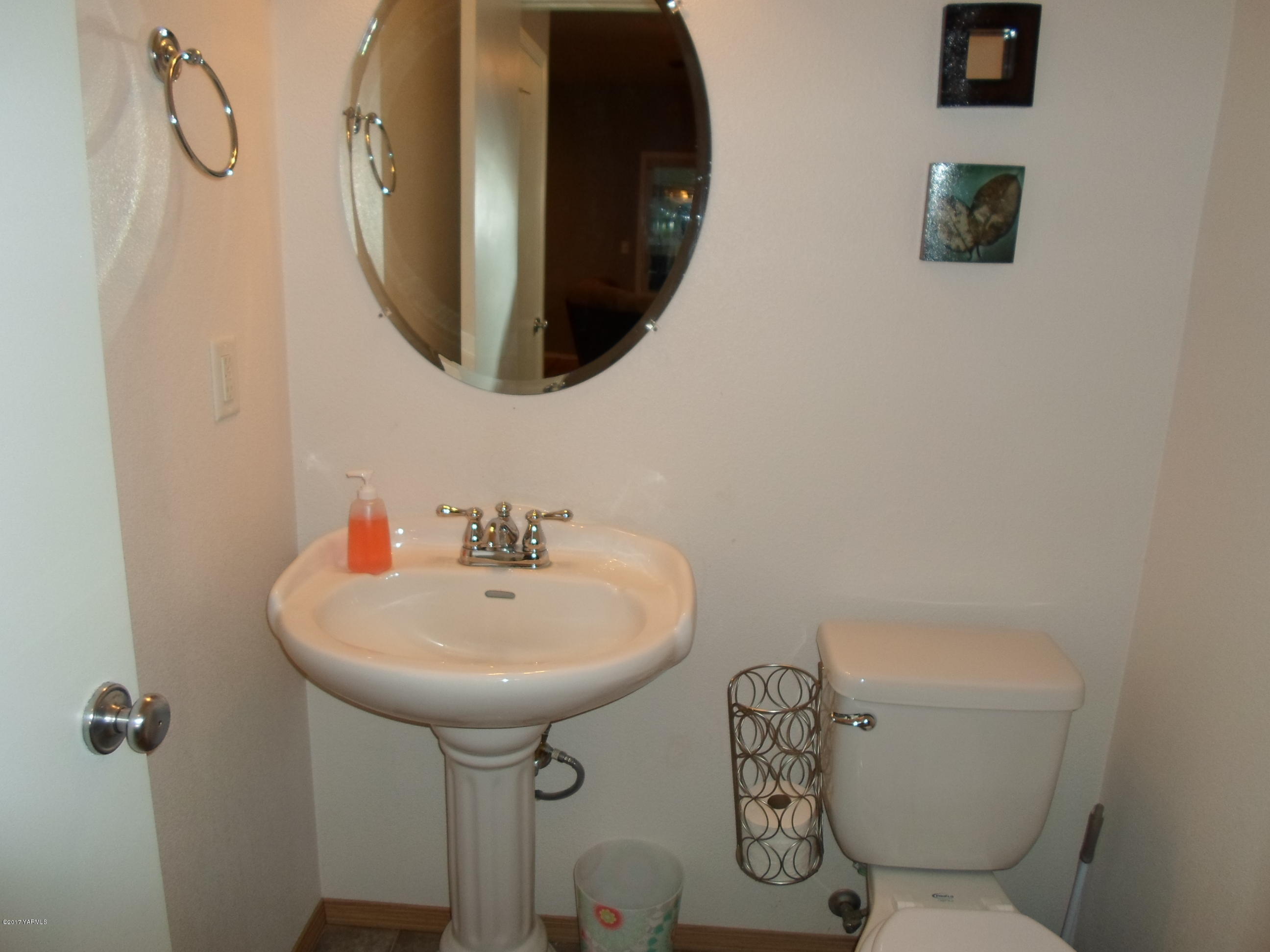 206 South Zeus Street Moxee, WA 98936 - Photo 16 of 22 a bathroom with a sink mirror and toilet