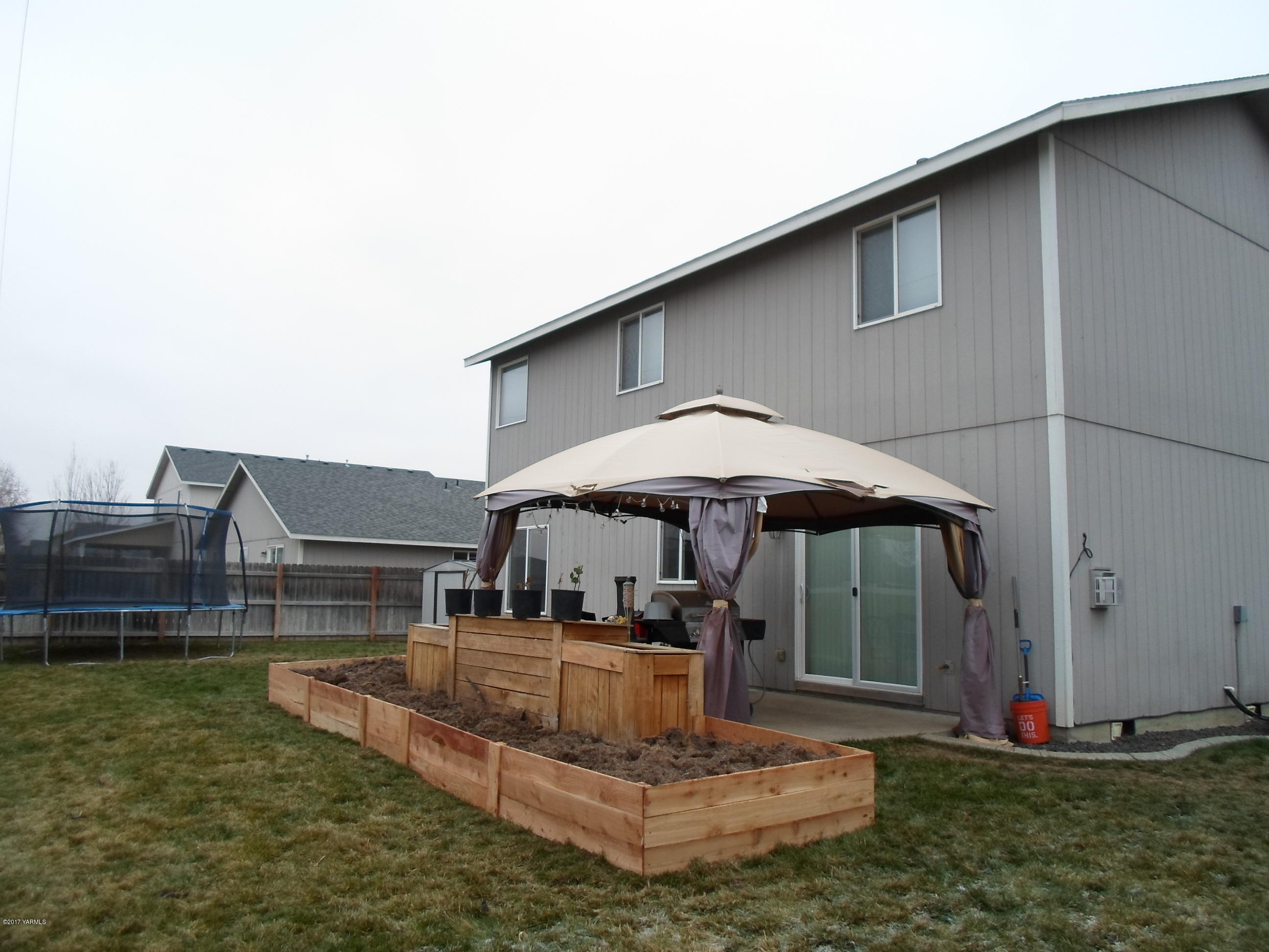 206 South Zeus Street Moxee, WA 98936 - Photo 17 of 22 a backyard of a house with table and chairs