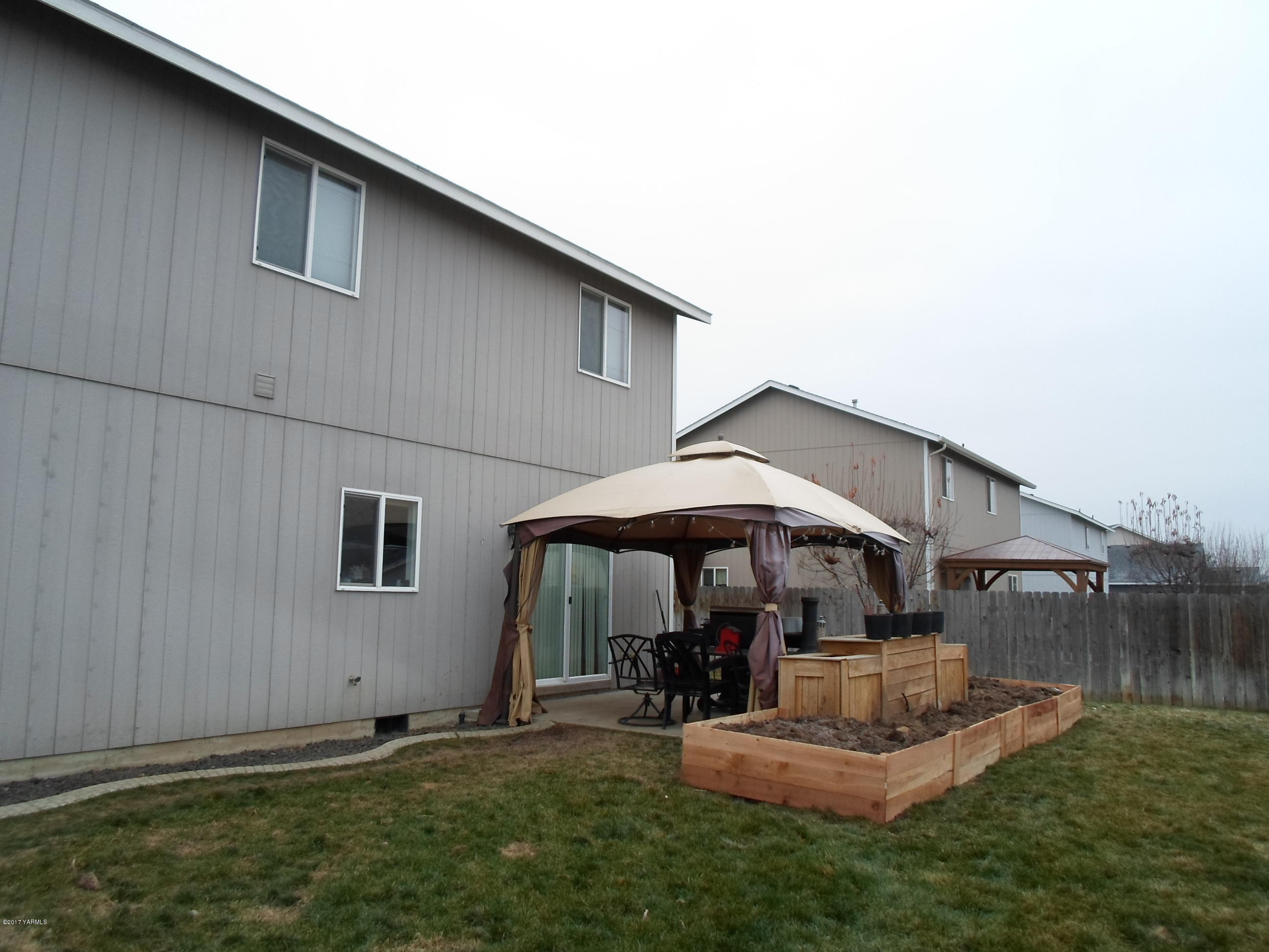 206 South Zeus Street Moxee, WA 98936 - Photo 18 of 22 a backyard of a house with table and chairs