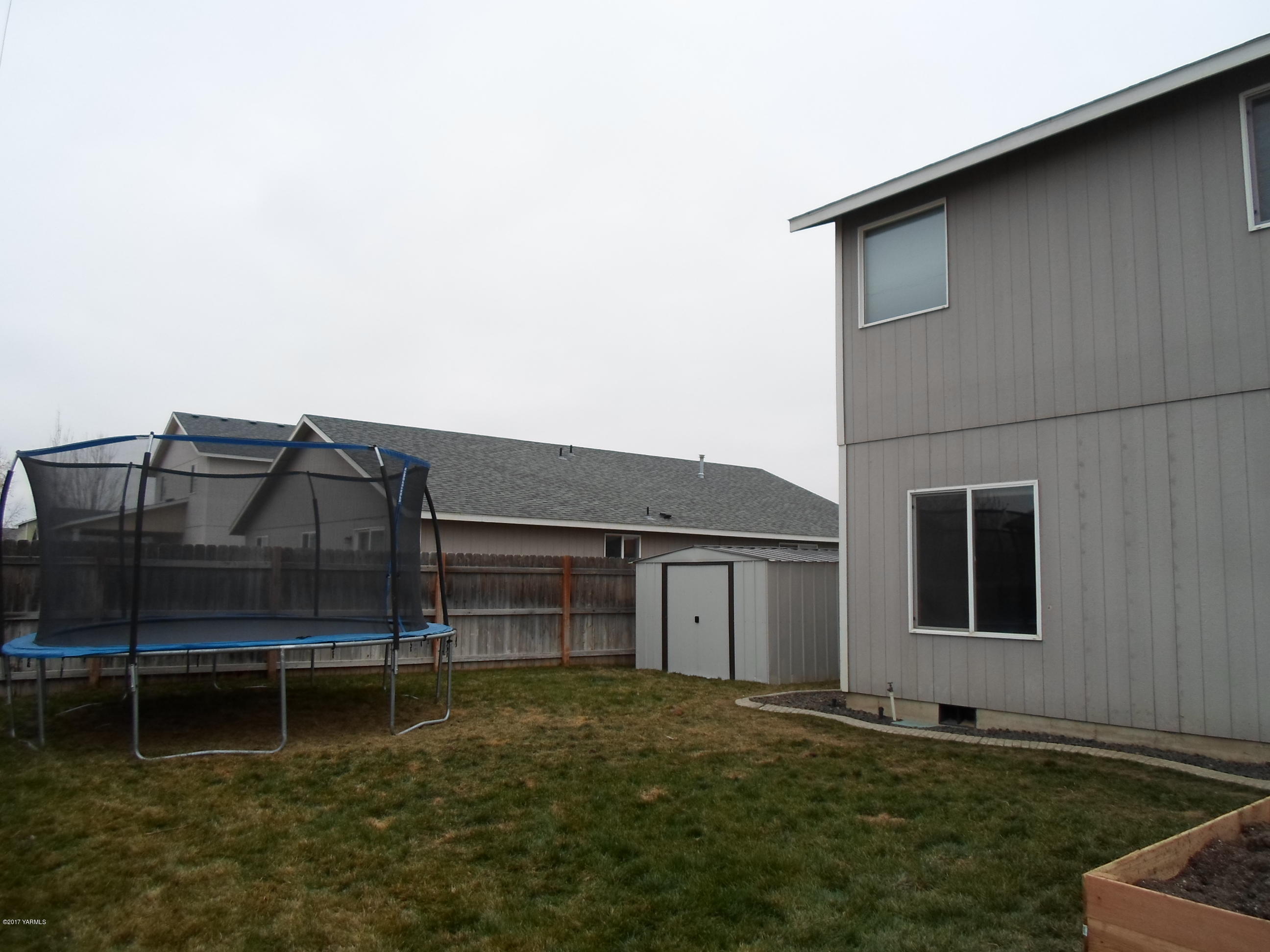 206 South Zeus Street Moxee, WA 98936 - Photo 19 of 22 a house that has a big yard in front of it
