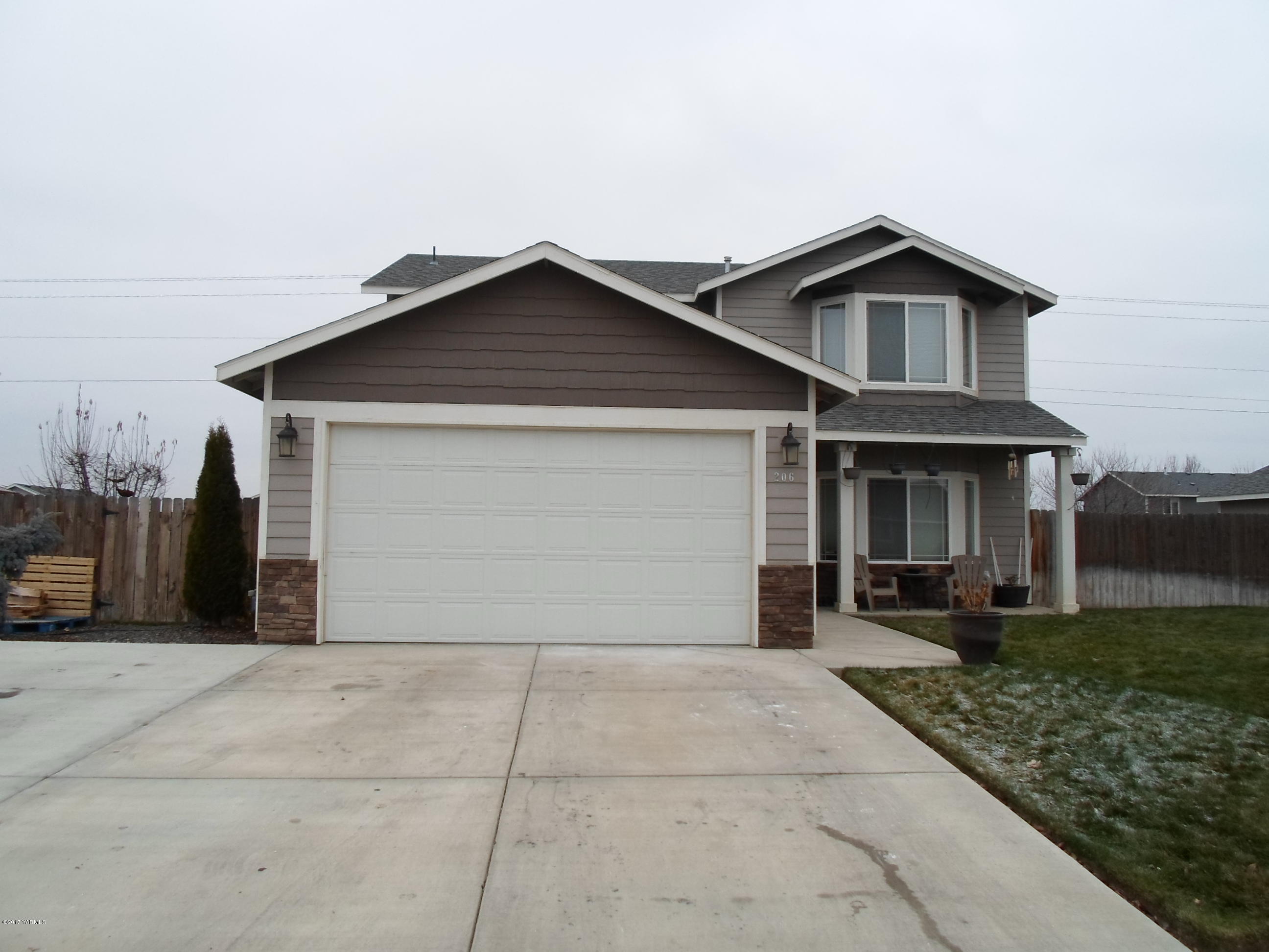 206 South Zeus Street Moxee, WA 98936 - Photo 20 of 22 a front view of a house with garage and yard