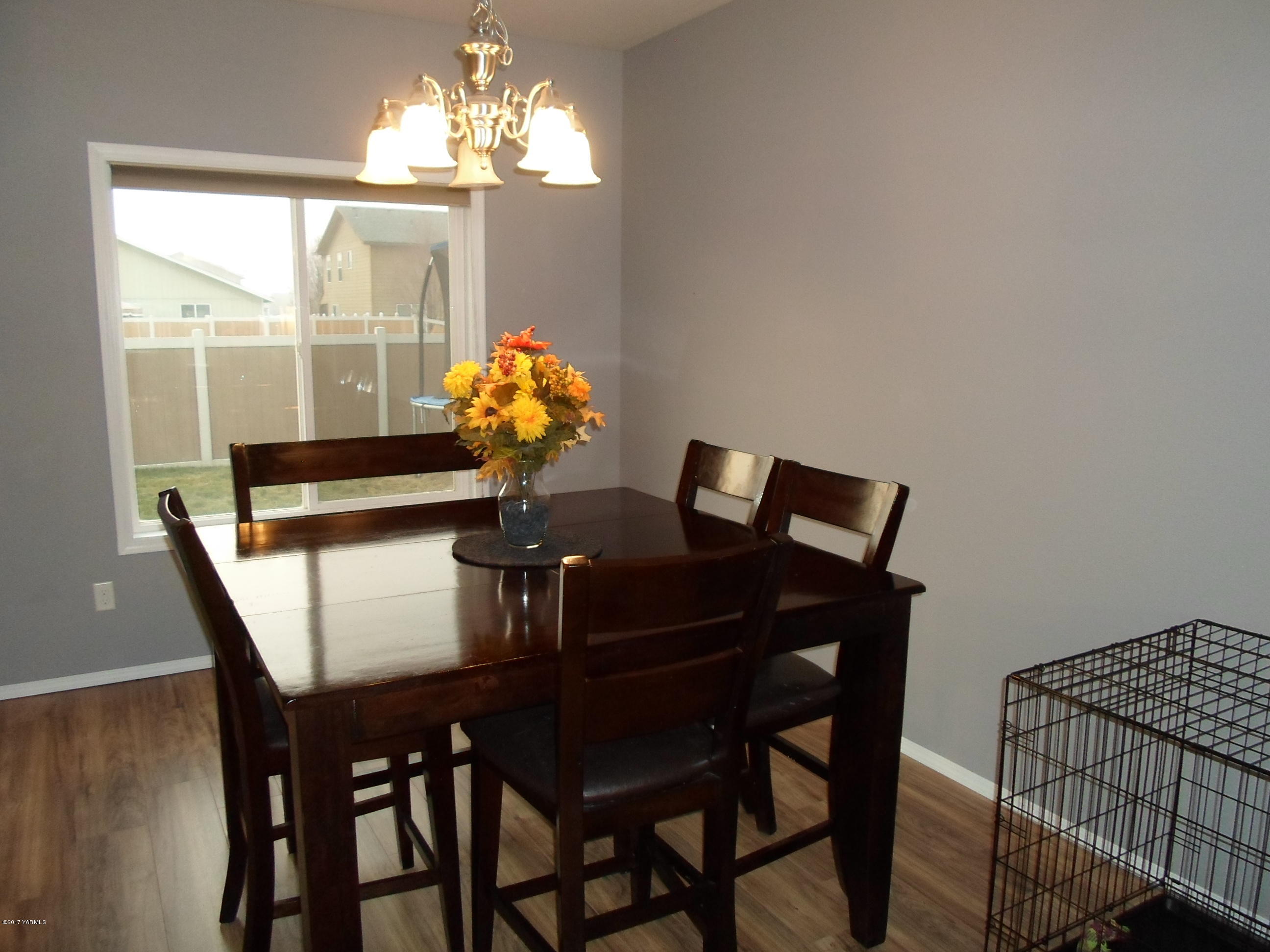 206 South Zeus Street Moxee, WA 98936 - Photo 3 of 22 a dining room with furniture and chandelier