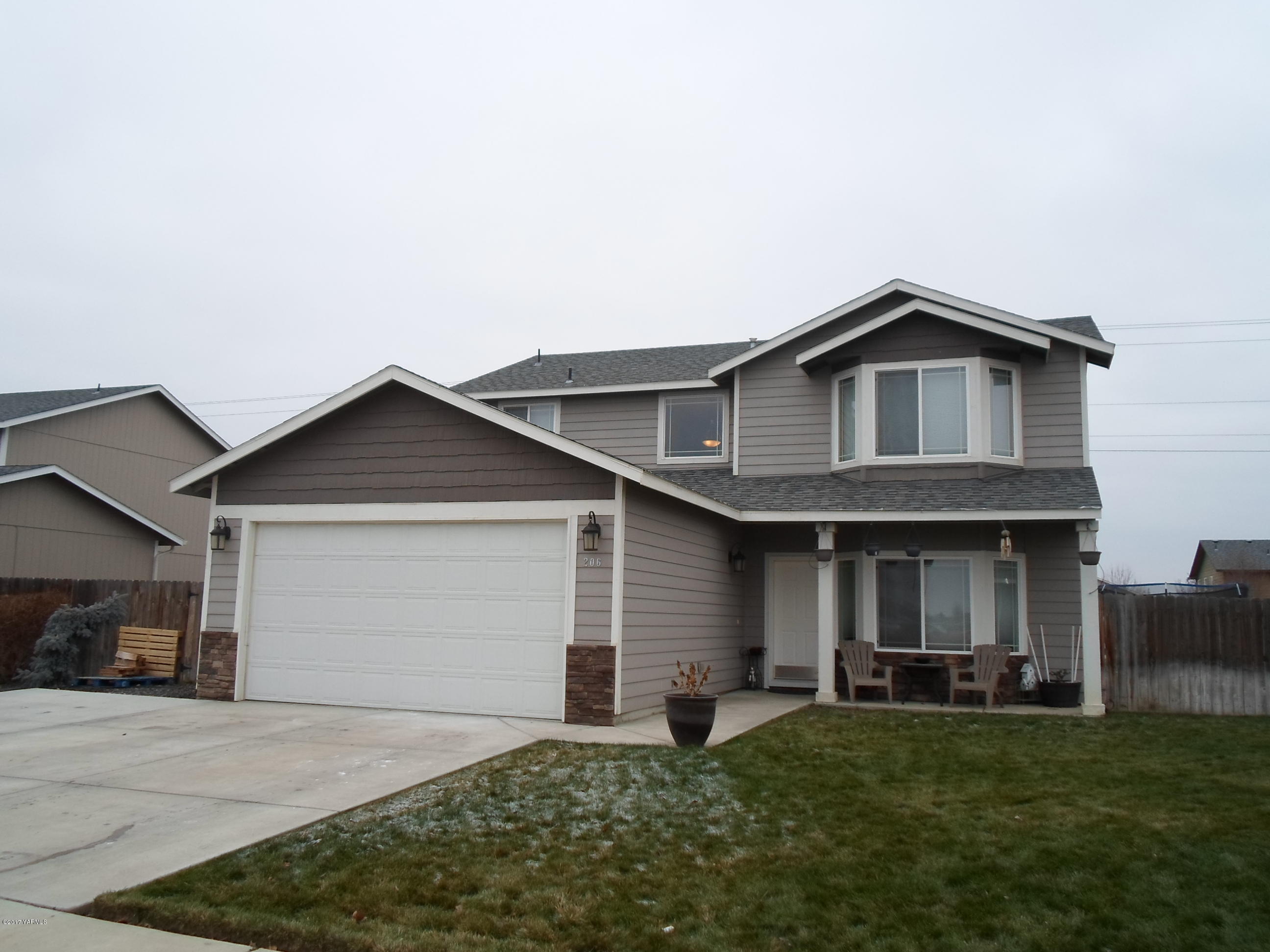 206 South Zeus Street Moxee, WA 98936 - Photo 21 of 22 a front view of a house with a garden and yard