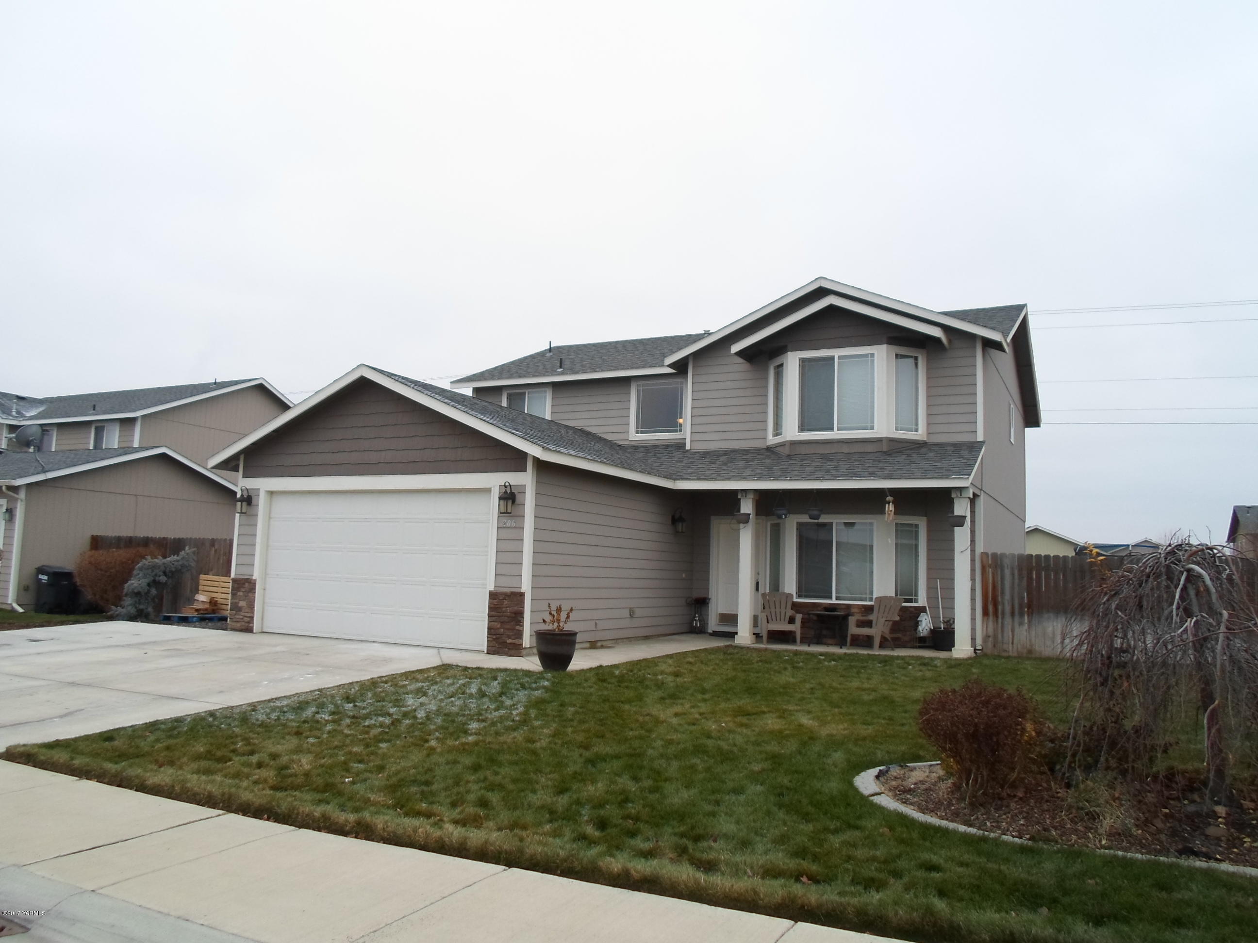 206 South Zeus Street Moxee, WA 98936 - Photo 22 of 22 a front view of a house with a yard and garage