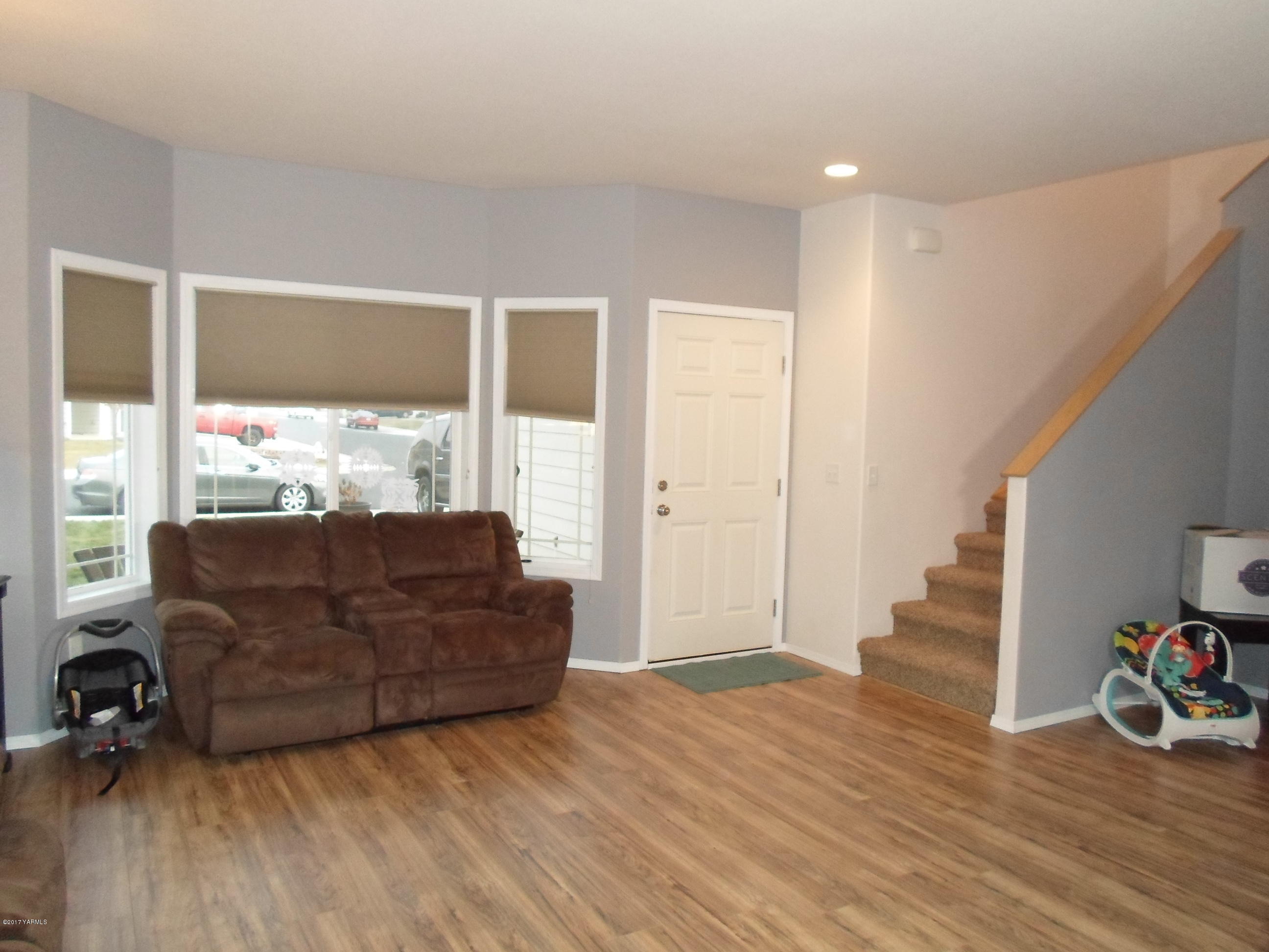 206 South Zeus Street Moxee, WA 98936 - Photo 7 of 22 a living room with furniture and a large window