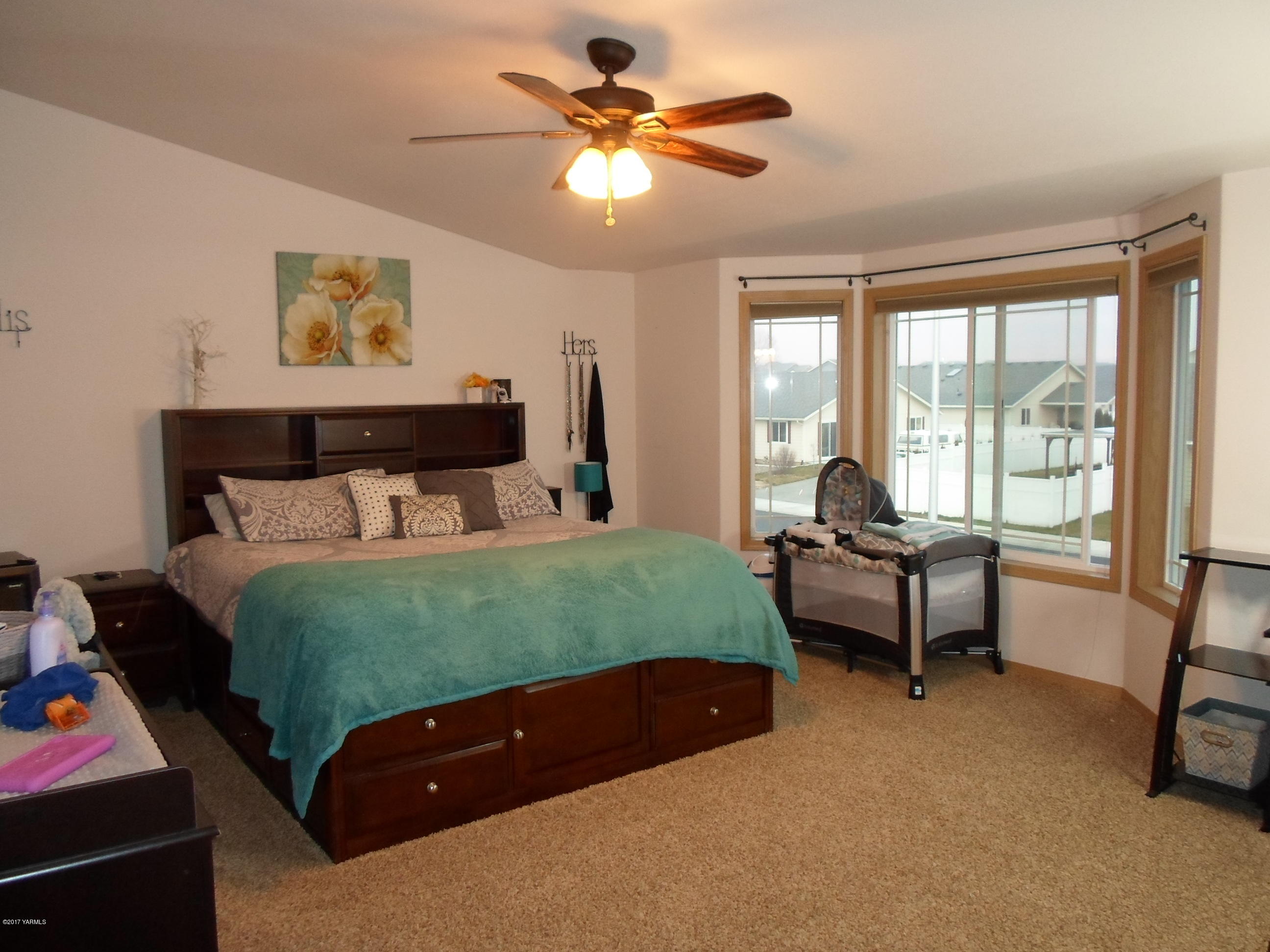 206 South Zeus Street Moxee, WA 98936 - Photo 8 of 22 a bedroom with a bed and a chandelier