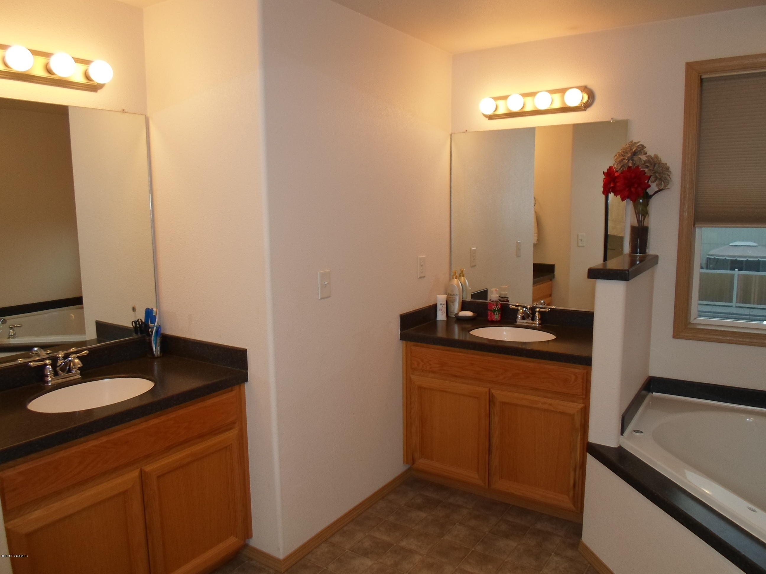 206 South Zeus Street Moxee, WA 98936 - Photo 9 of 22 a bathroom with a sink and a mirror