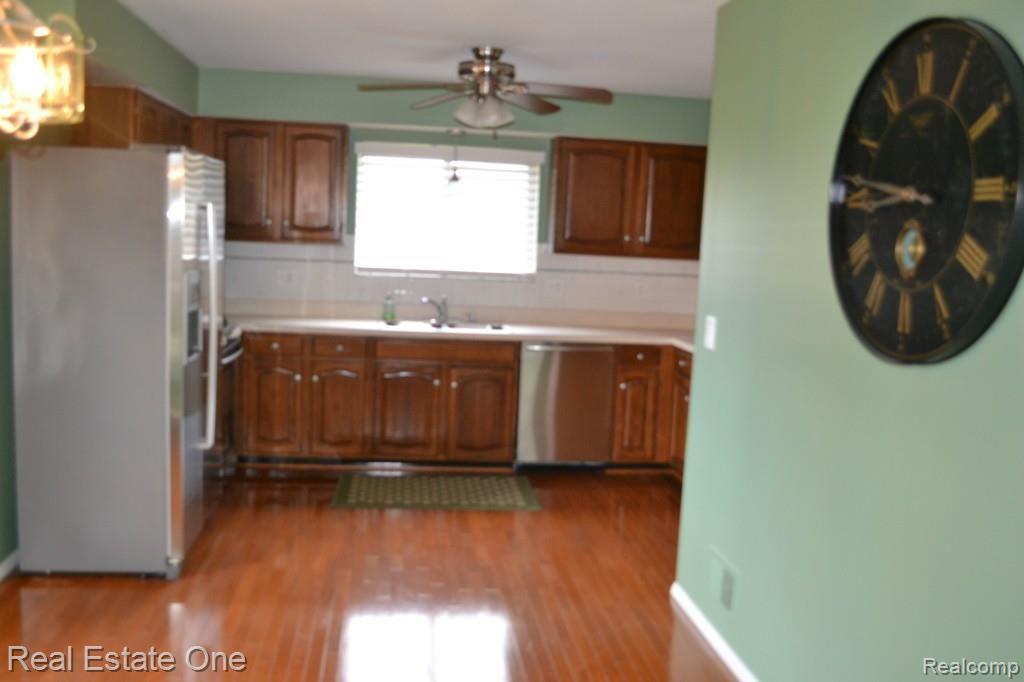 323 Torrent Court Rochester, MI 48307 - Photo 4 of 17 Large galley kitchen