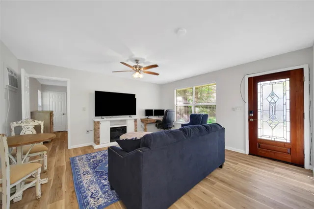 $1,350 | 4072 Highway 105, Navasota, TX 77868