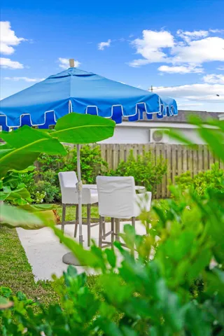 a view of a back yard