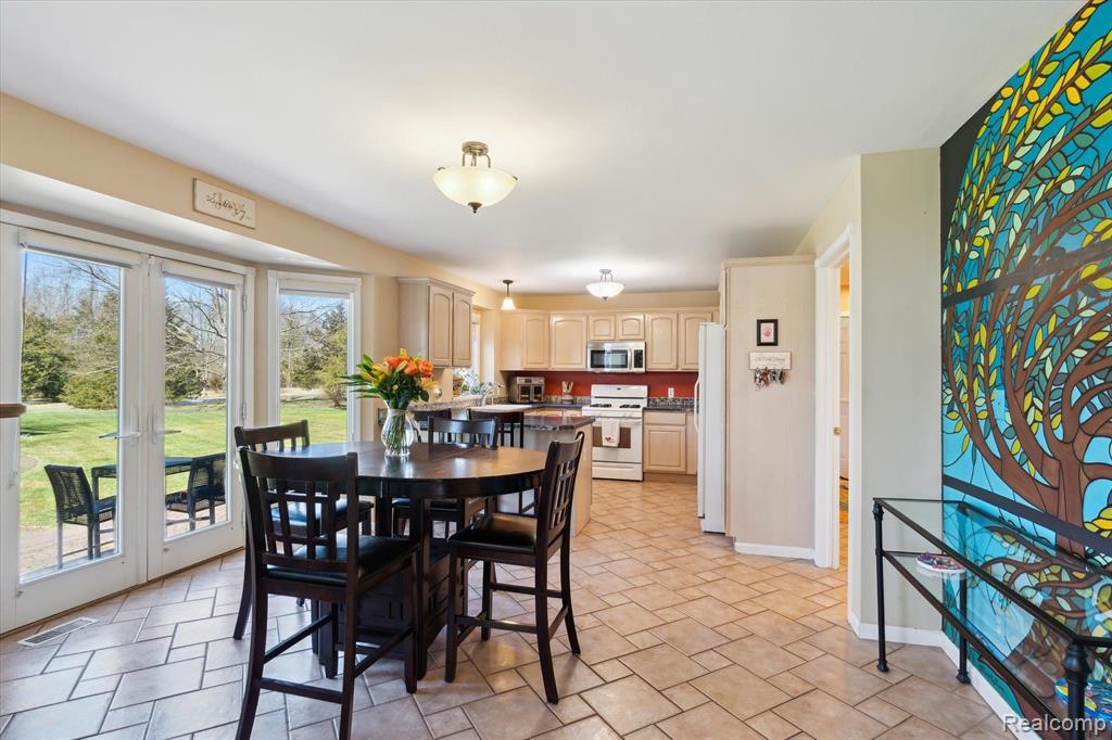 9346 Farley Road Pinckney, MI 48169 - Photo 13 of 68