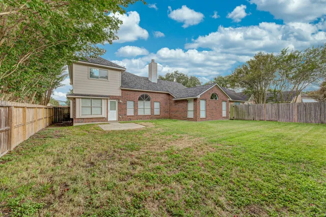 a view of a house with backyard and garden