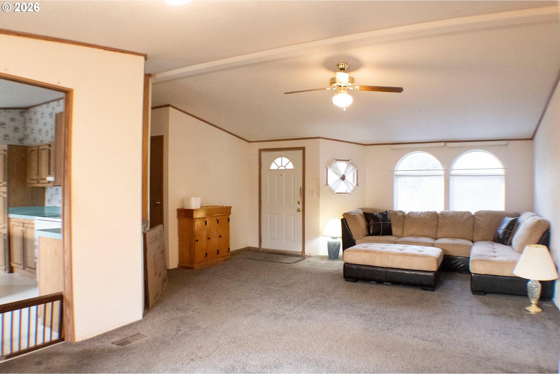 5125 Southeast Jenne Road Portland, OR 97236 - Photo 4 of 16 Living Room