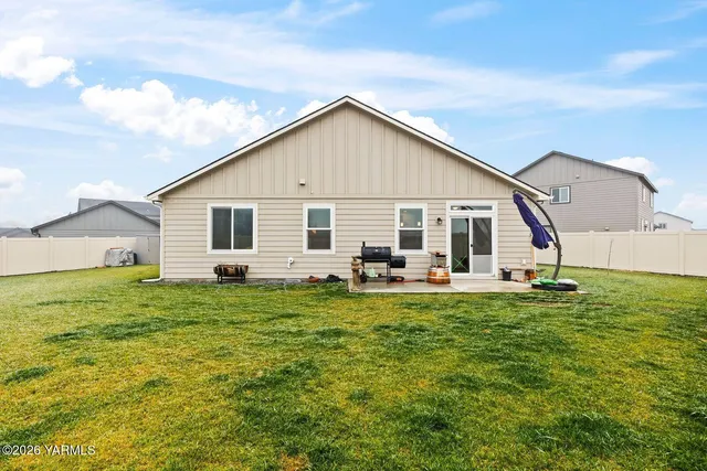 $393,000 | 403 Lambert Court, Grandview, WA 98930