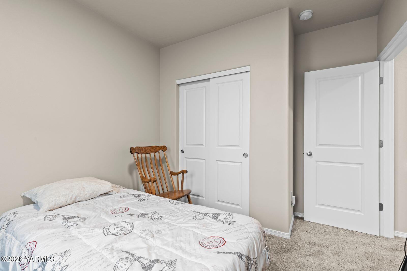 403 Lambert Court Grandview, WA 98930 - Photo 15 of 27 a bedroom with a bed and a chair