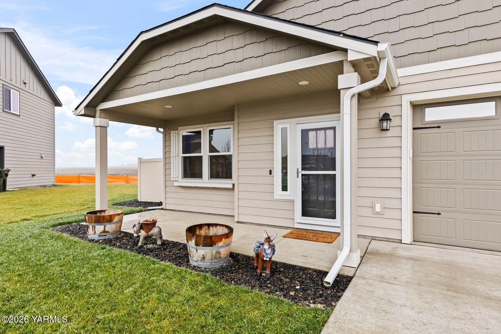403 Lambert Court Grandview, WA 98930 - Photo 2 of 27 403 lambert ct003