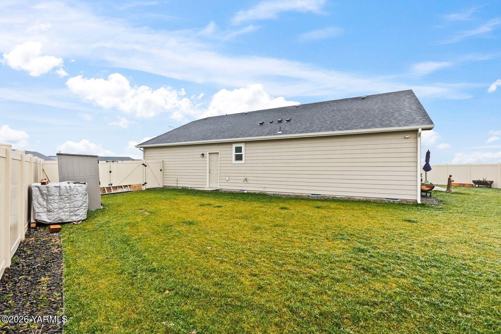 403 Lambert Court Grandview, WA 98930 - Photo 23 of 27 a view of a backyard