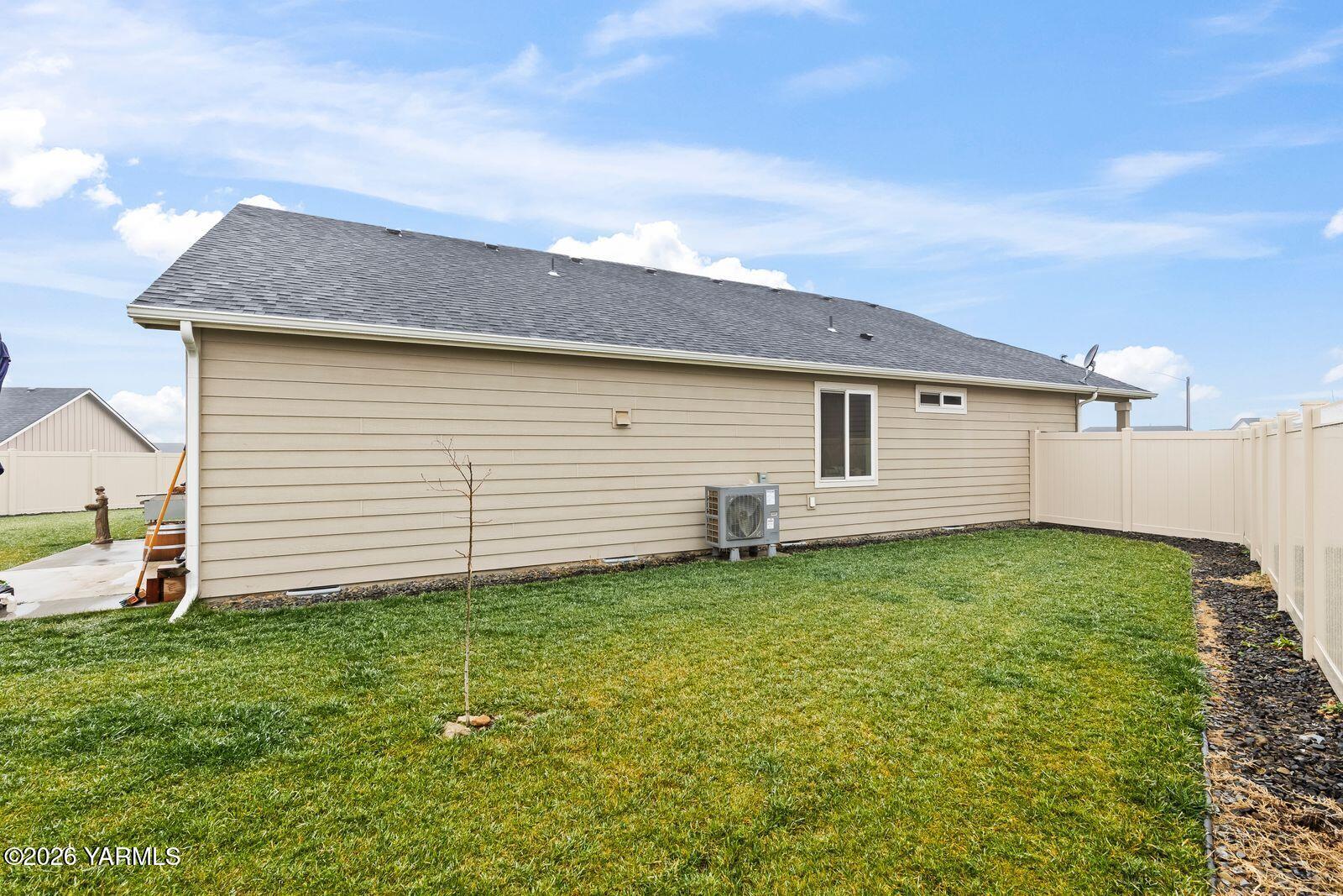 403 Lambert Court Grandview, WA 98930 - Photo 24 of 27 a backyard of a house with lots of green space