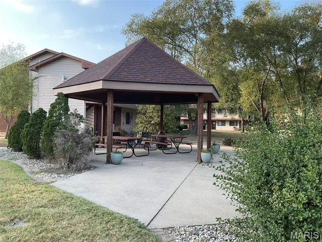 $87,500 | 120 Suppiger Lane, Unit 202, Highland, IL 62249