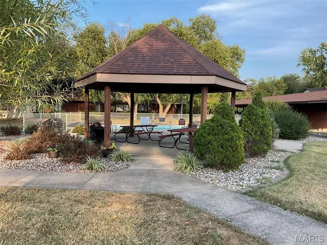 $87,500 | 120 Suppiger Lane, Unit 202, Highland, IL 62249