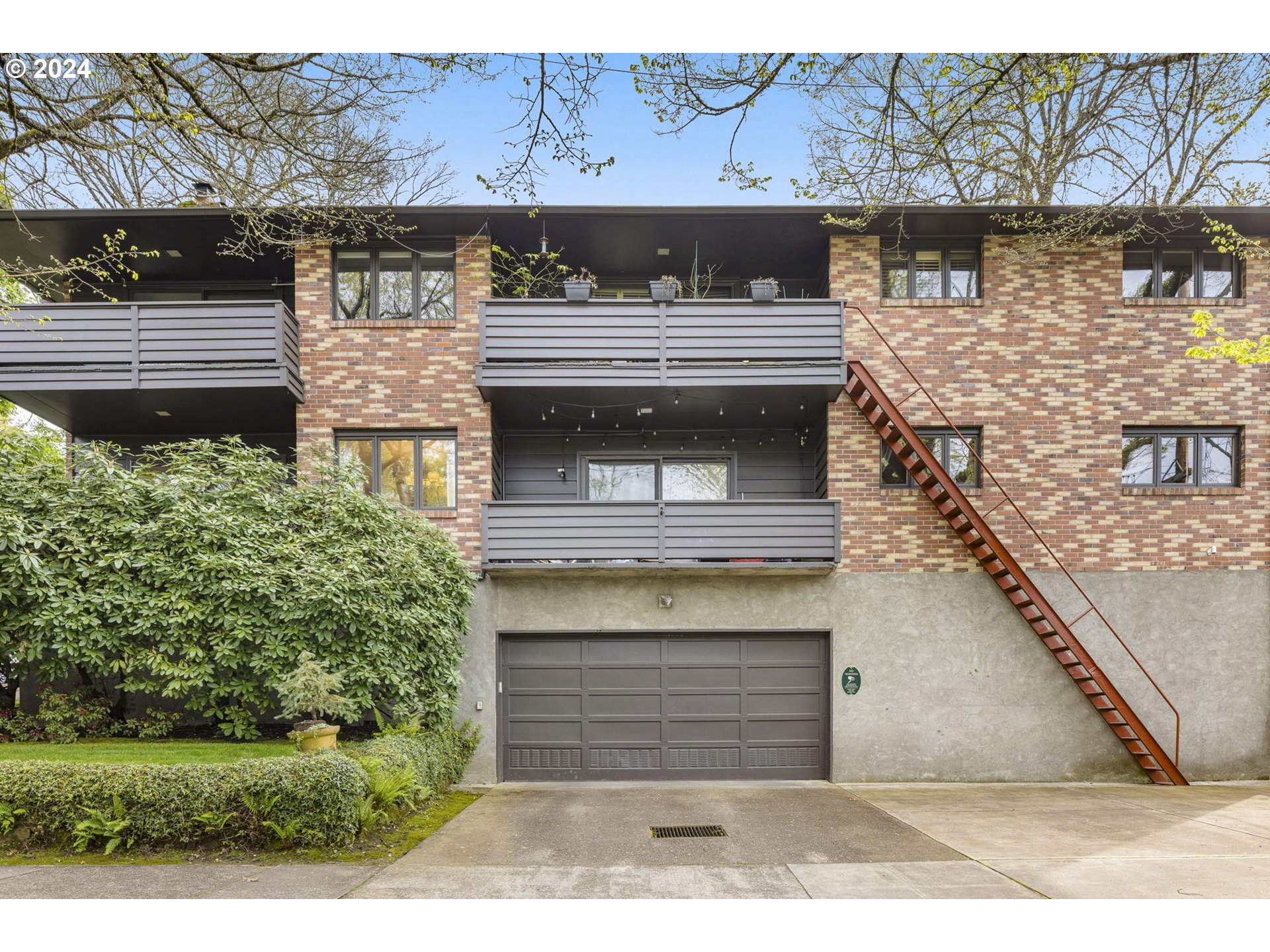 2425 Southwest 19th Avenue, Unit 6 Portland, OR 97201 - Photo 23 of 28 Garage