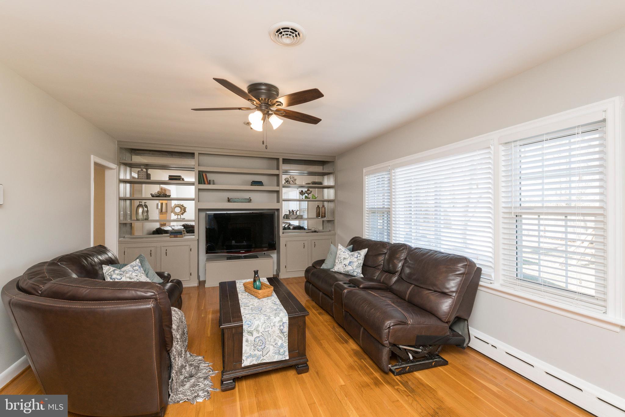 44 Ridge Road Westminster, MD 21157 - Photo 8 of 28 Built Ins and updated paint