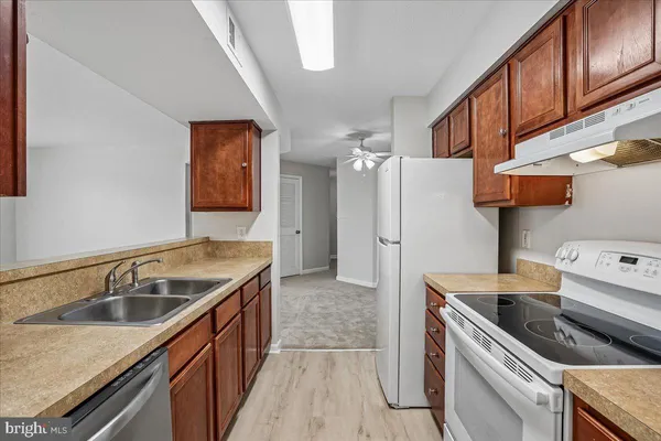 an empty room with a fan & a window