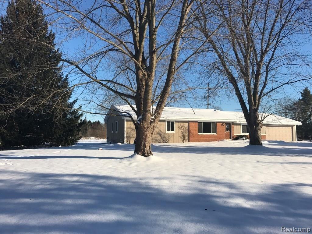 8651 Pingree Road Pinckney, MI 48169 - Photo 1 of 33 Front view