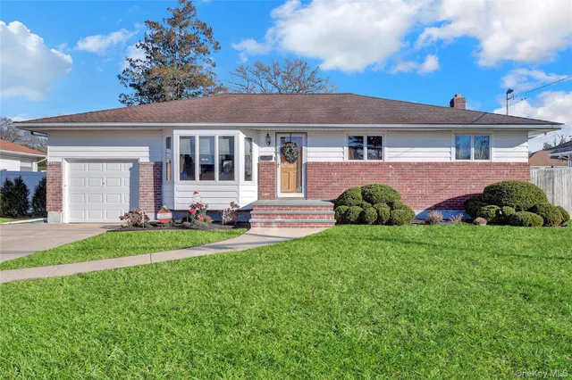 $699,000 | 607 St George Avenue, North Babylon, NY 11703