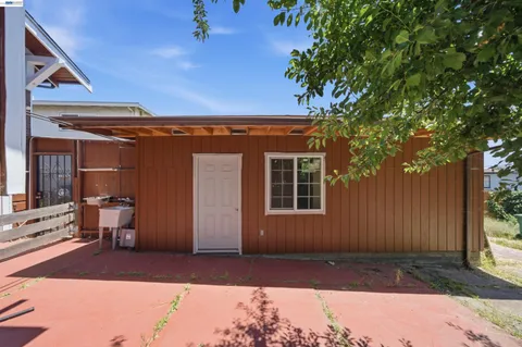 a view of entryway with a yard