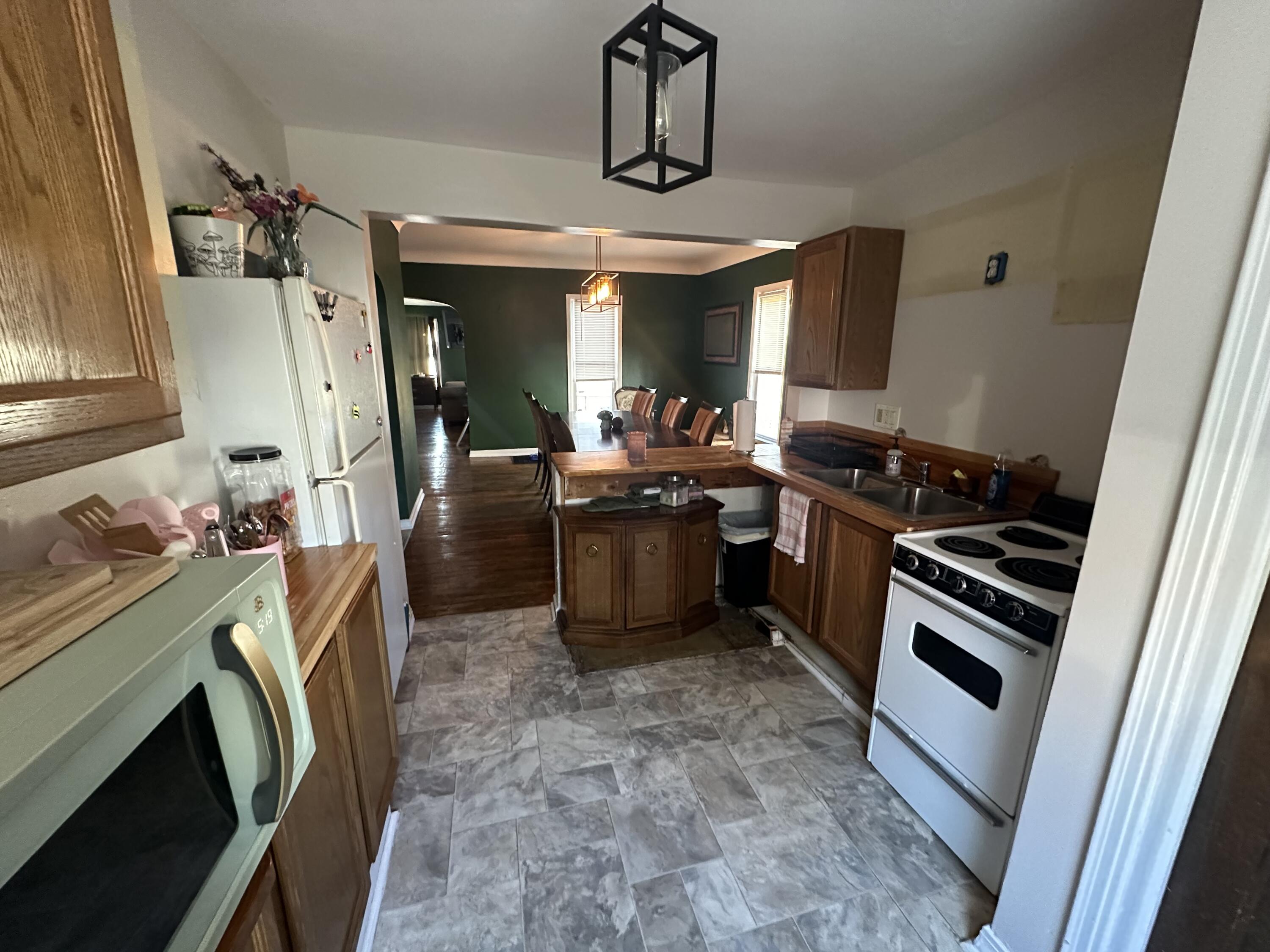 607 Thayer Street Flint, MI 48503 - Photo 14 of 38 Kitchen