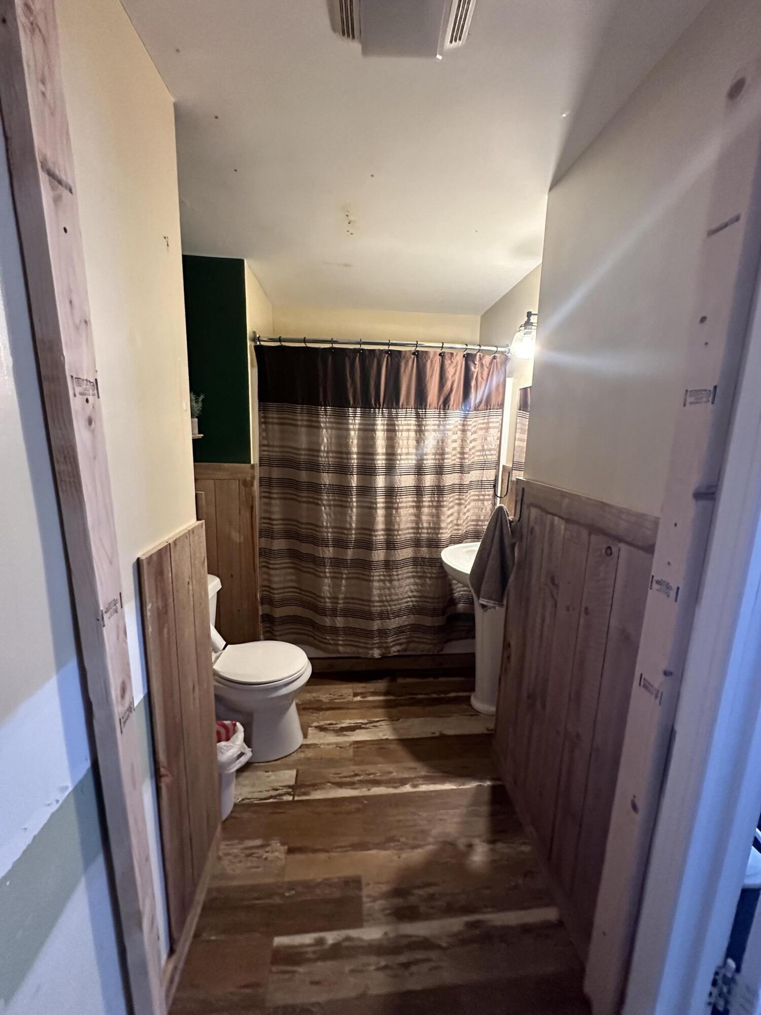 607 Thayer Street Flint, MI 48503 - Photo 19 of 38 Bathroom