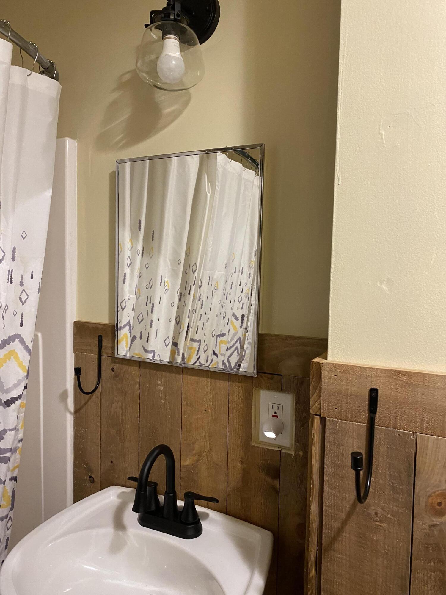 607 Thayer Street Flint, MI 48503 - Photo 20 of 38 Bathroom