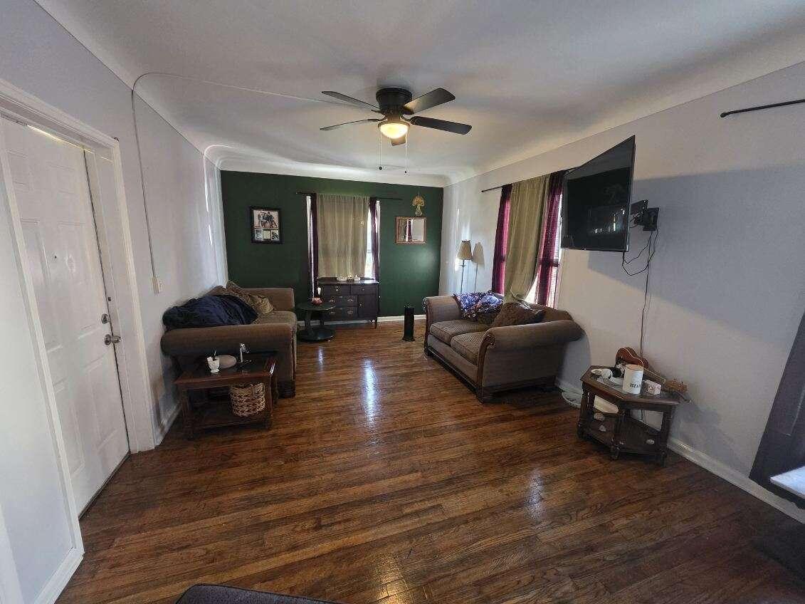 607 Thayer Street Flint, MI 48503 - Photo 10 of 38 Living Room