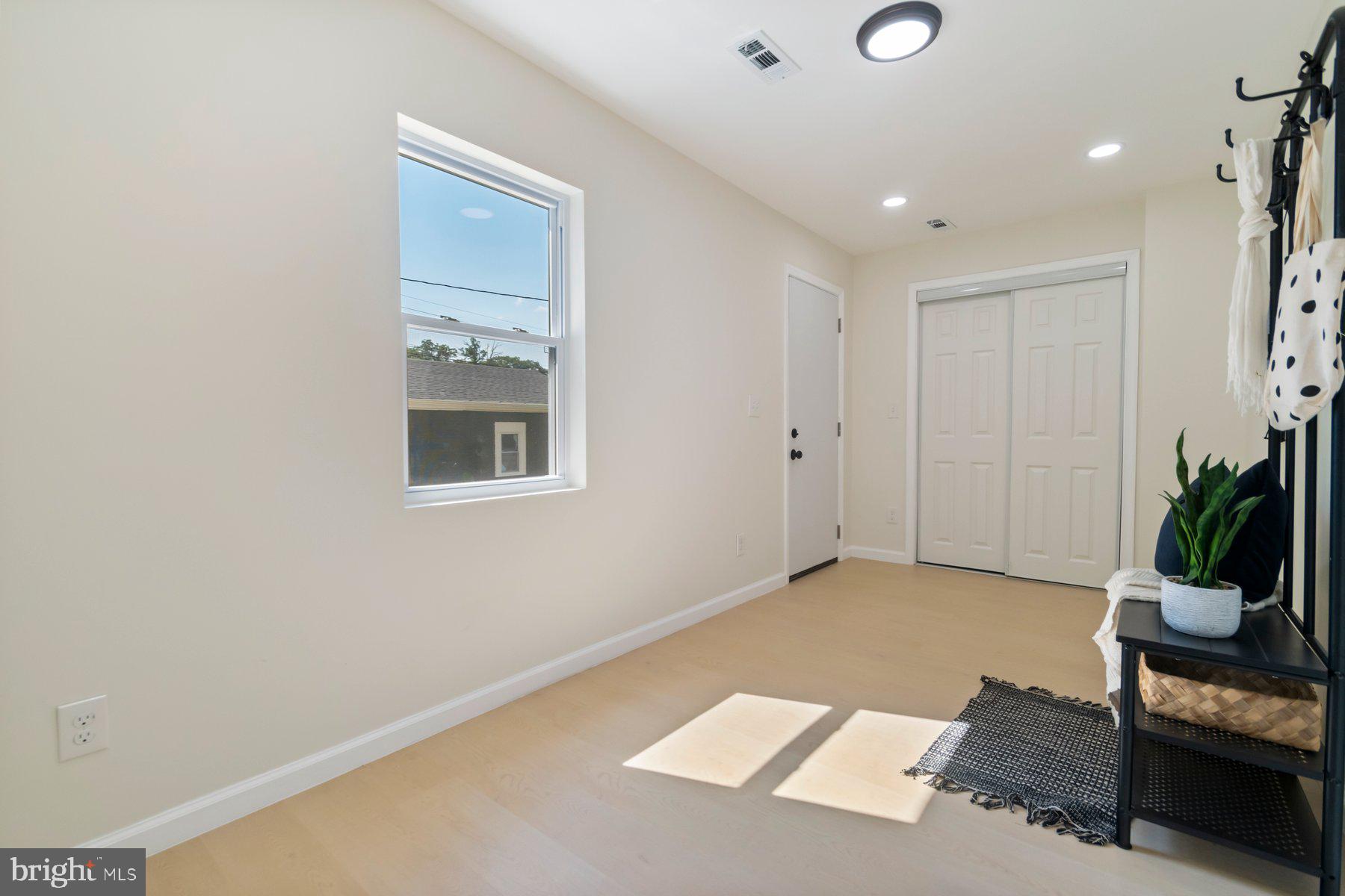 5302 The Alameda Baltimore, MD 21239 - Photo 14 of 36 a view of livingroom with workspace