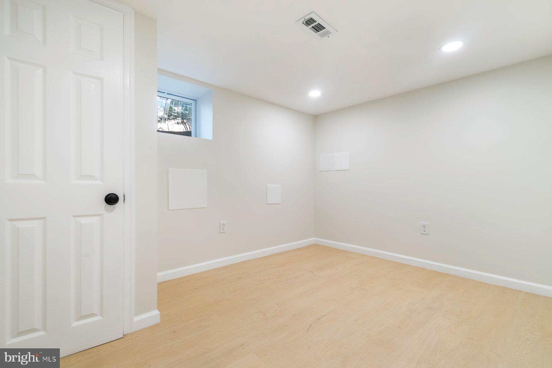 5302 The Alameda Baltimore, MD 21239 - Photo 26 of 36 an empty room with windows