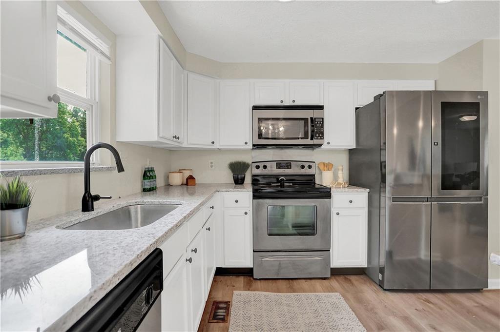 8435 Harrington Road Indianapolis, IN 46256 - Photo 7 of 42 Gallery Image 7