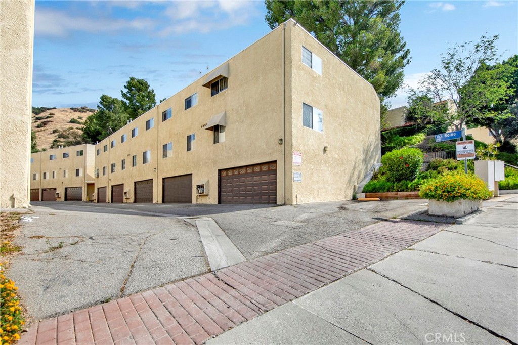 9745 Vía Roma Burbank, CA 91504 - Photo 33 of 38
