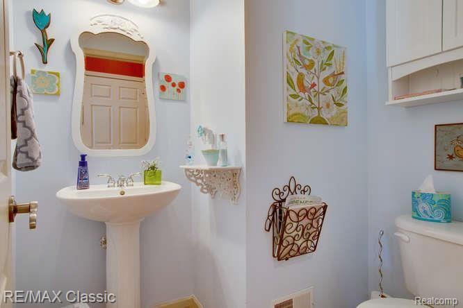 2165 Moorlands Howell, MI 48855 - Photo 21 of 36 Half-Bath