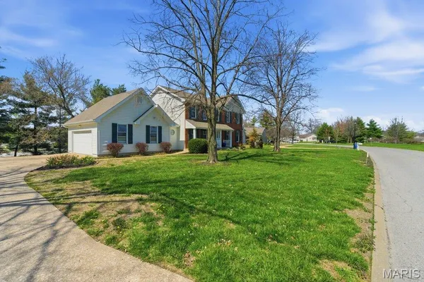 $549,000 | 1104 South Charlemagne Drive, Lake St. Louis, MO 63367