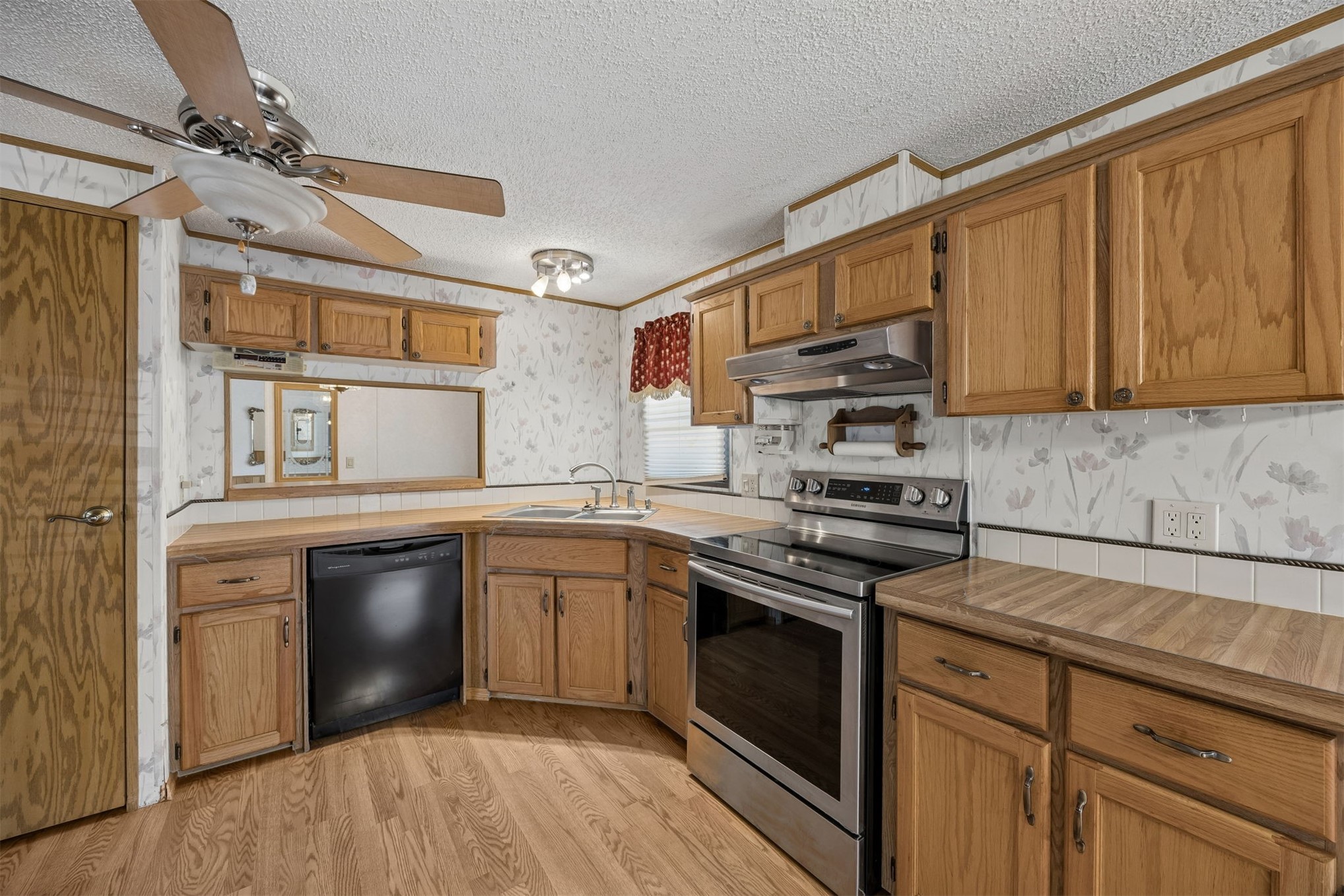 85256 Stephen Road Yulee, FL 32097 - Photo 29 of 48 a kitchen with stainless steel appliances granite countertop a stove and a sink