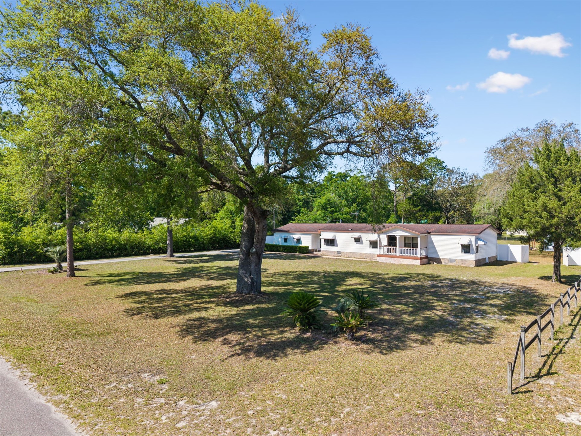 85256 Stephen Road Yulee, FL 32097 - Photo 45 of 48 a backyard of a house with table and chairs