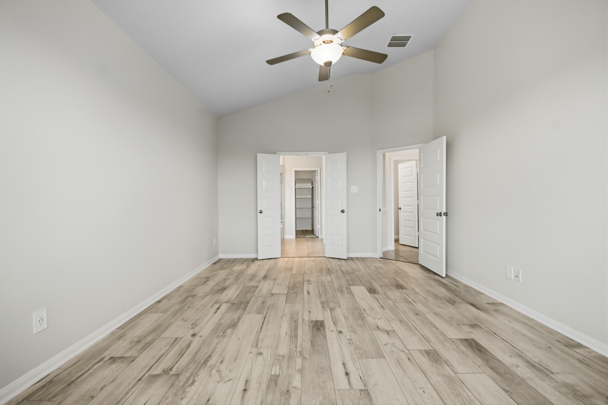 10723 Clfs Vw Drive Rosharon, TX 77583 - Photo 18 of 50 Primary bedroom has a shed ceiling design and ceiling fan!