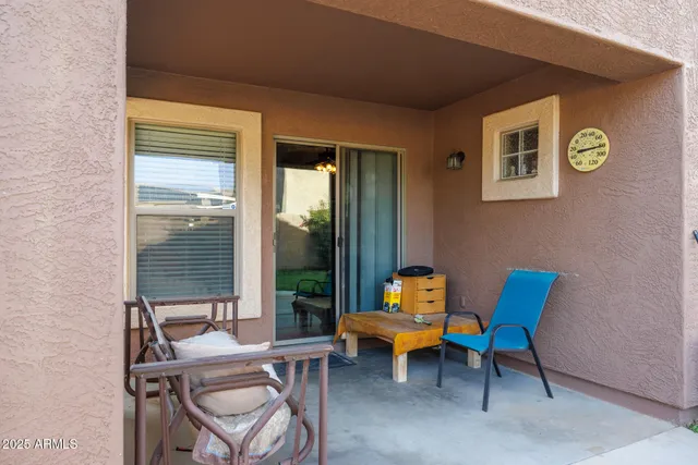 a view of a back yard