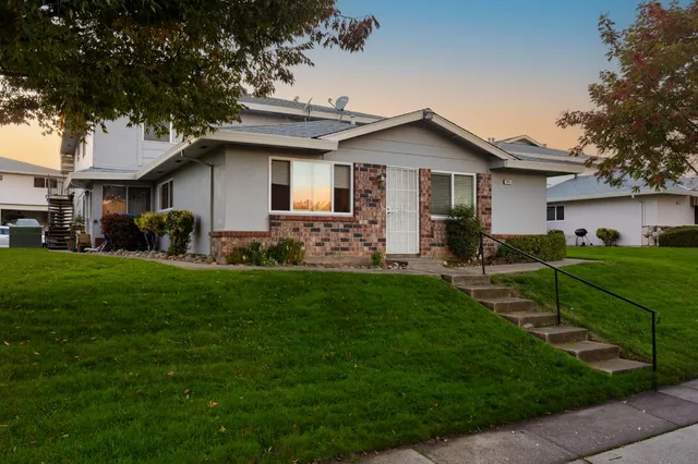 a view of a yard in front of house