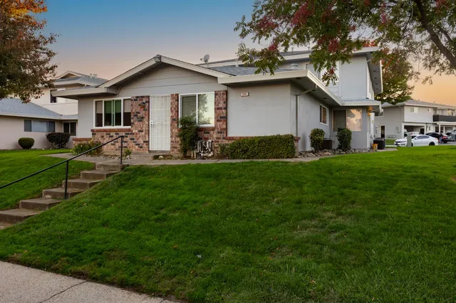 a view of a house with a yard