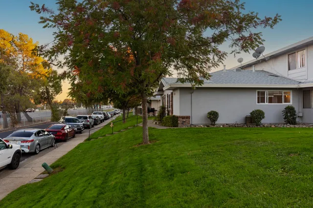 a view of a house with backyard